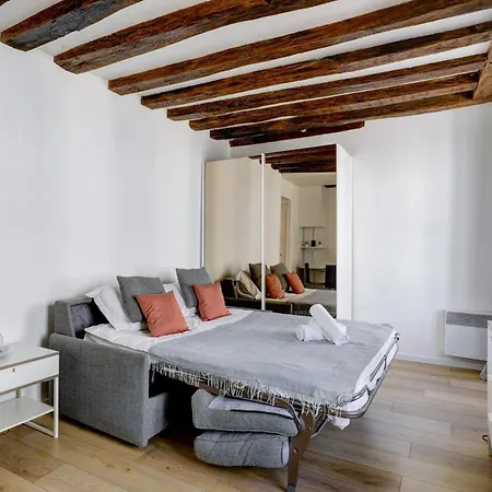 Le Marais Republique Flat *